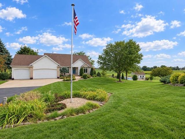 W9795 Stone Crest Dr, Hortonville, WI 54944