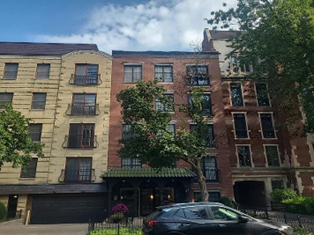 W Barry Ave Apt 403