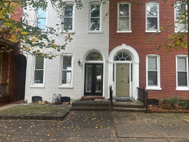 W Chestnut St
