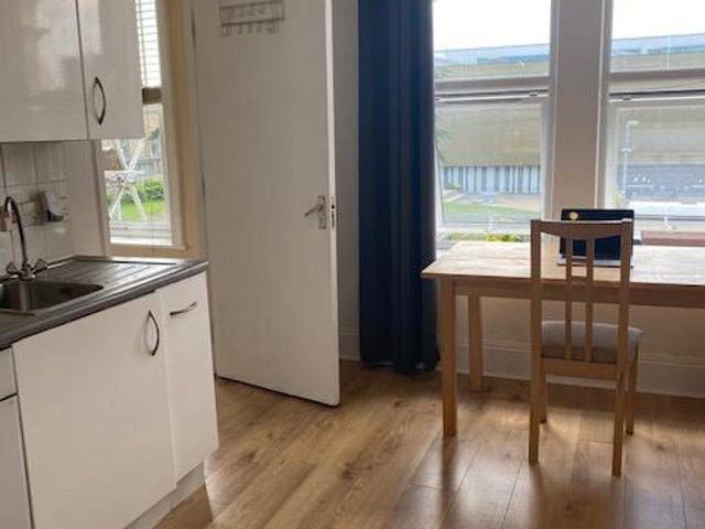 W. Croydon 1/2 Bed Flat 2 Min Train