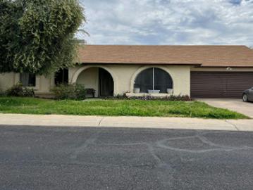 W Desert Hills Dr