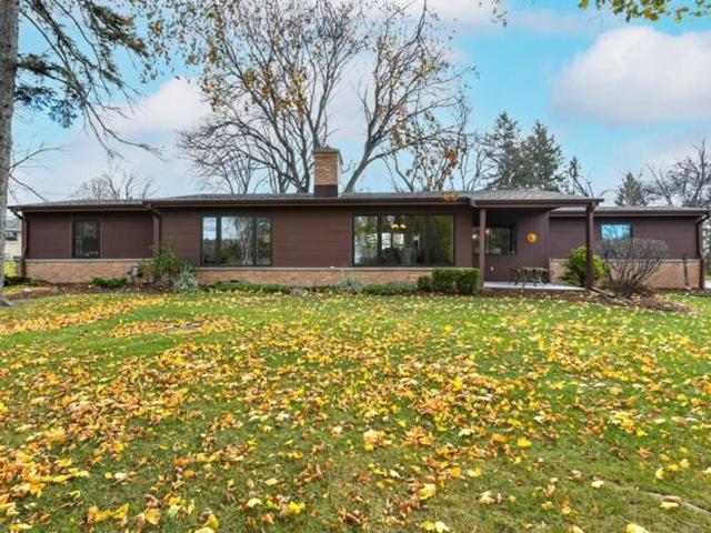 W Hillview Dr, Mequon, Home For Sale