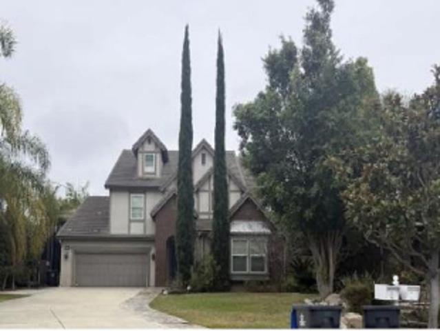 W Pepper Tree Ln