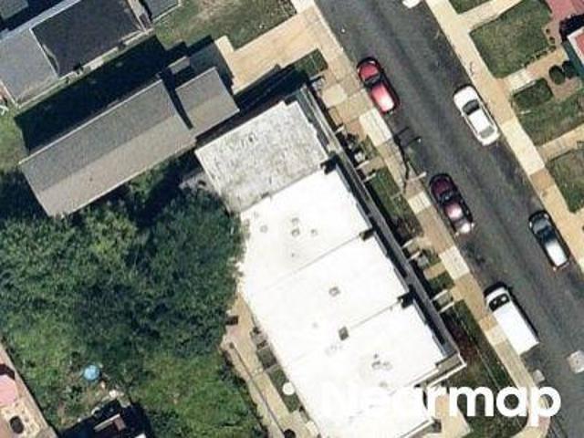 W 30th St