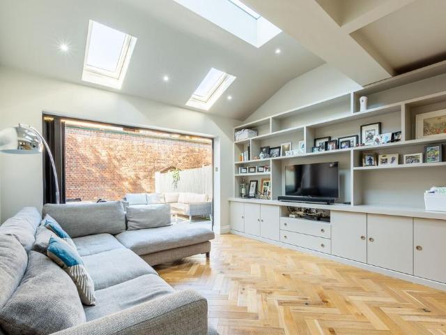 Wandle Bank, Wimbledon, London, SW19 3 bed terraced house to rent £3,850 pcm £888 pw