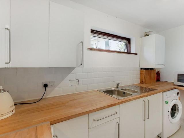 Wandle Road, Morden, SM4 2 bed flat to rent £2,100 pcm £485 pw