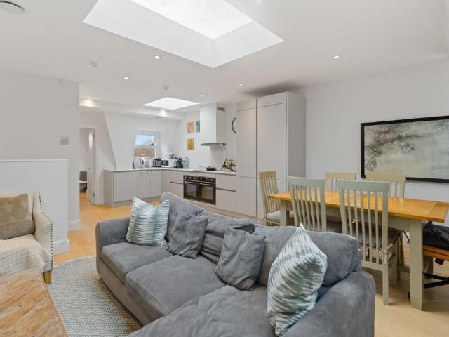 Wandsworth Bridge Road, Fulham, SW6 2 bed apartment to rent £3,250 pcm £750 pw