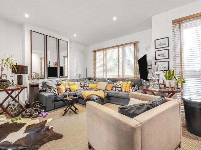 Wandsworth Bridge Road, London SW6 3 bed flat to rent £4,150 pcm £958 pw