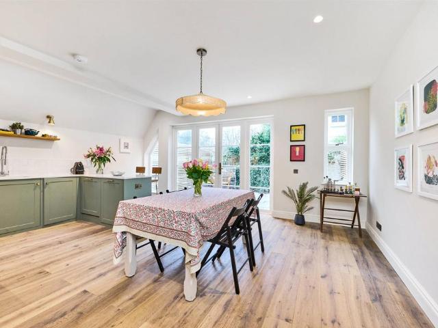 Wandsworth Bridge Road, London, SW6 2 bed flat to rent £3,000 pcm £692 pw