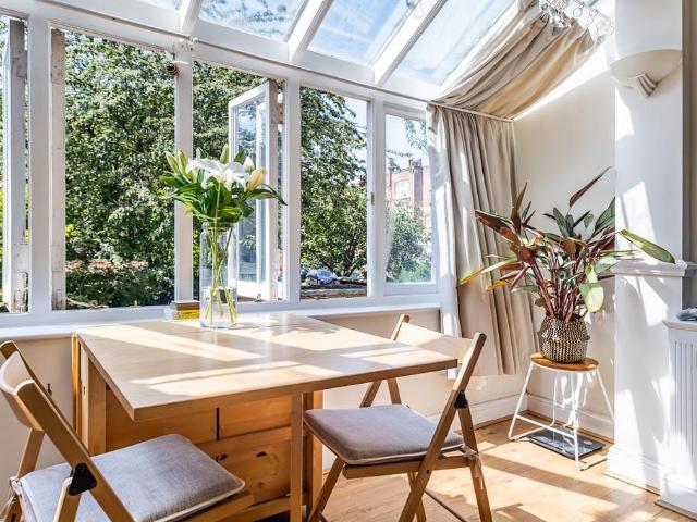 Wandsworth Bridge Road London SW6 2 bed flat to rent £3,185 pcm £735 pw