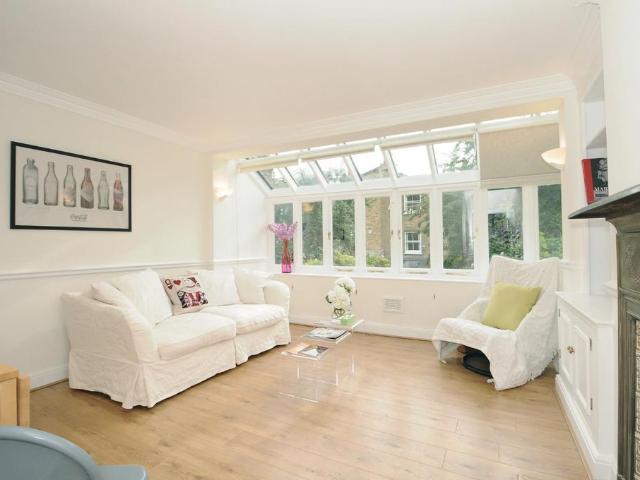 Wandsworth Bridge Road, London, SW6 2 bed flat to rent £3,200 pcm £738 pw