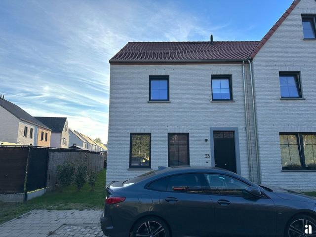 Waar licht, comfort, ruimte en een vaste carport samenkomen!