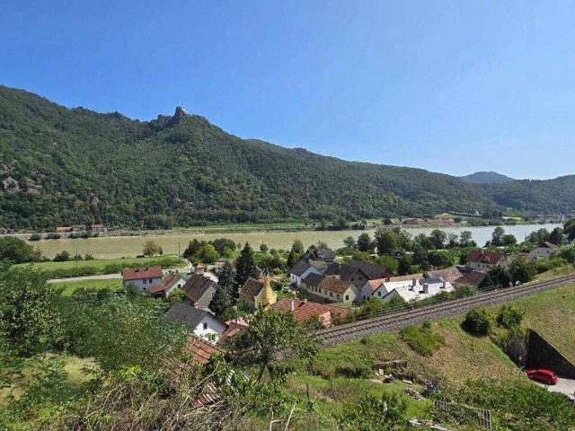 Wachauromantik: Landhaus mit terrassenförmigem Grundstück – Donaublick vom oberen Grundstücksbereich