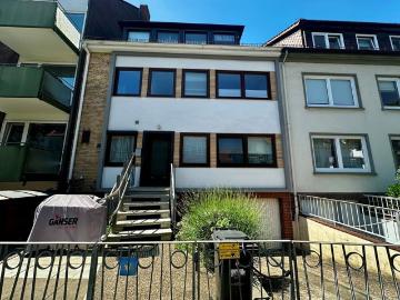 Wachmannquartier: ruhige 2 Zimmer Wohnung im 1. OG, gr. Balkon m. Blick ins Grüne und Einbauküche