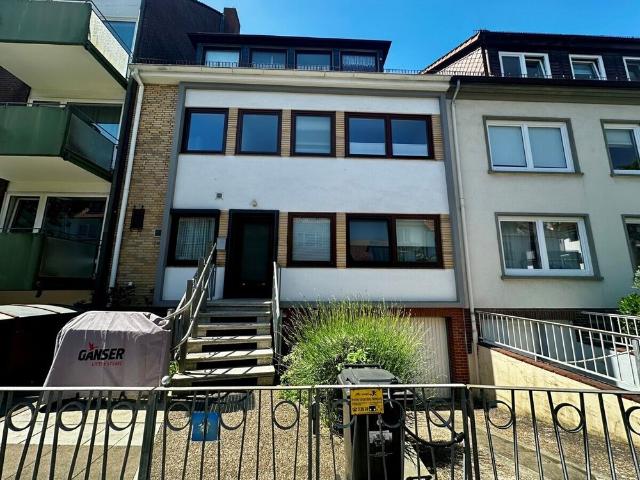 Wachmannquartier: ruhige 2 Zimmer Wohnung im 1. OG, gr. Balkon m. Blick ins Grüne und Einbauküche