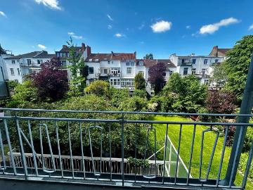 Wachmannquartier: ruhige 2 Zimmer Wohnung im 1. OG, gr. Balkon m. Blick ins Grüne und Einbauküche