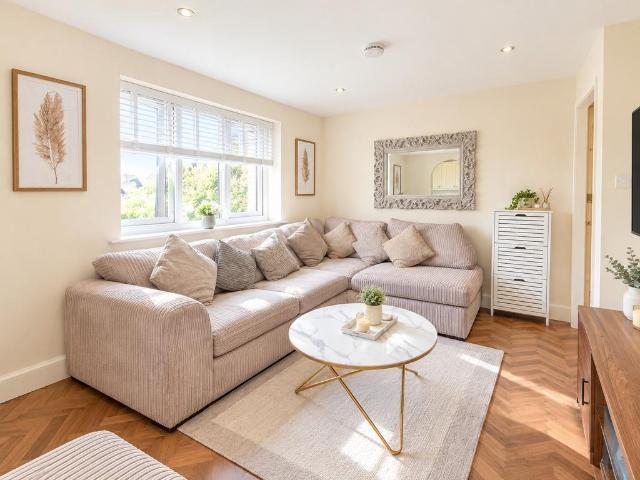 Waddington Close, Enfield, EN1 1 bed apartment to rent £1,600 pcm £369 pw
