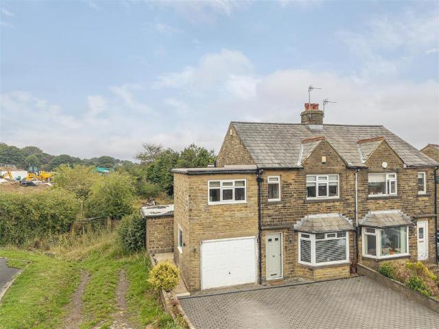 Wade House Avenue, Halifax 3 bed semi detached house to rent £1,250 pcm £288 pw