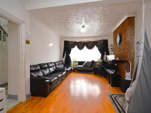 Wadeville Avenue, Romford, RM6 6HA 3 bed terraced house to rent £2,600 pcm £600 pw