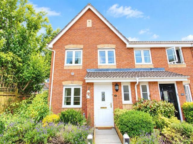 Wagtail Road, Horndean. 3 bed end of terrace house to rent £1,500 pcm £346 pw