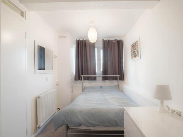 Wager Street 4 bed flat share to rent £975 pcm £225 pw
