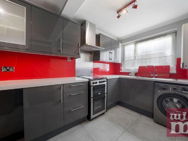 Wager Street, Mile End, E3 2 bed flat to rent £2,300 pcm £531 pw