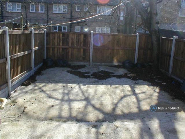 Waghorn Road, London, E13 2 bed flat to rent £2,050 pcm £473 pw