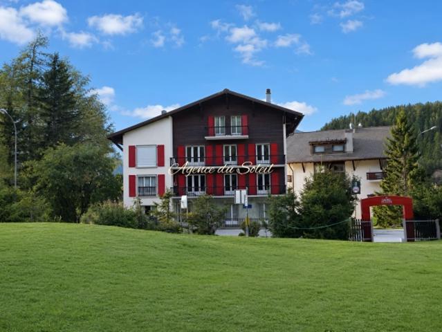 Während der Wintersaison zu vermieten Wunderschöne 2,5 Zimmer Wohnung am Rand des 18 Loch Golfplatzes und Parkplätze vor dem Gebäude