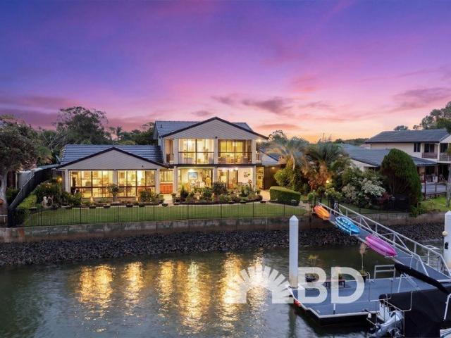 Wake Up on the Water, Live the Canal Lifestyle