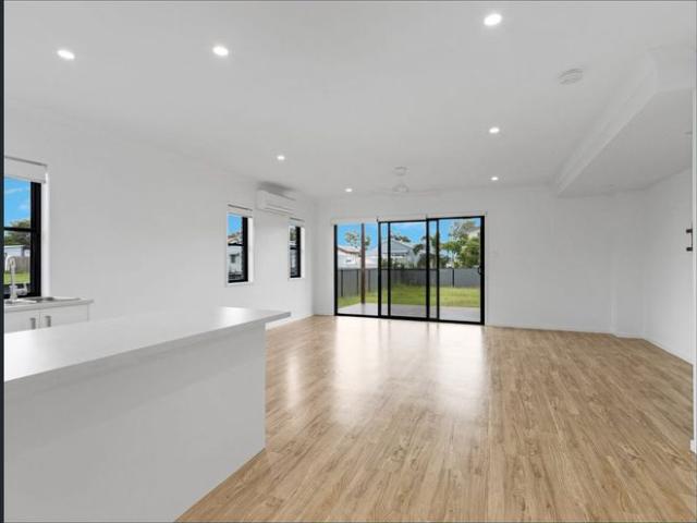WAKE UP TO OCEAN VIEWS, WALK TO BEACH/SHOPS, AC/FENCED YARD