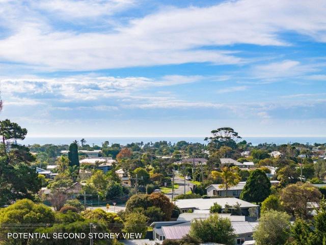 Wake up to bay views 800m2 to create your peninsula home