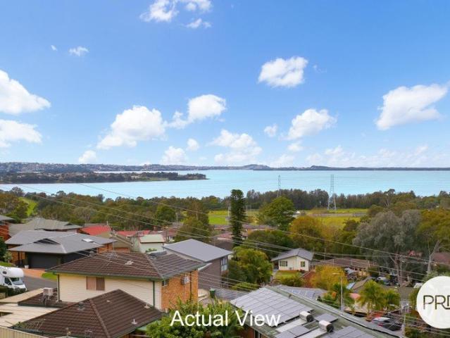 Wake up to breathtaking Lake Illawarra views