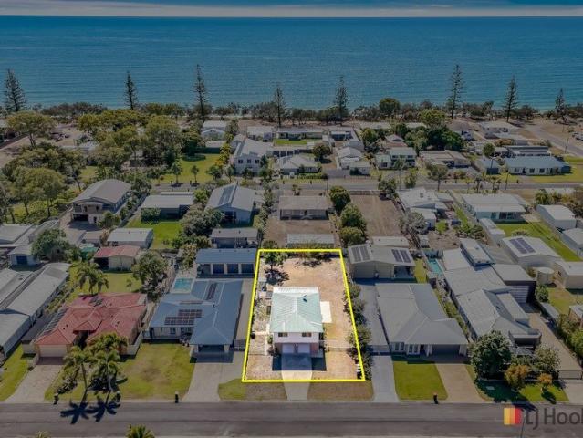 WAKE UP TO COASTAL LIVING, WITH THE BEACH JUST A STROLL AWAY!