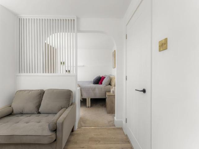 Wake up to sea views | Private suite, bills inc