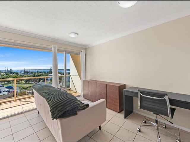 Wake Up To Sparkling Broadwater Views Everyday