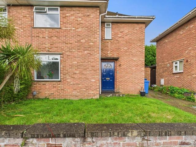 Wakefield Road UFL 1 bed in a house share to rent £550 pcm £127 pw