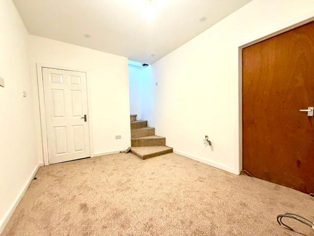 Wakefield Road, Bradford BD4, 3 bed flat to rent, £825 pcm | PrimeLocation