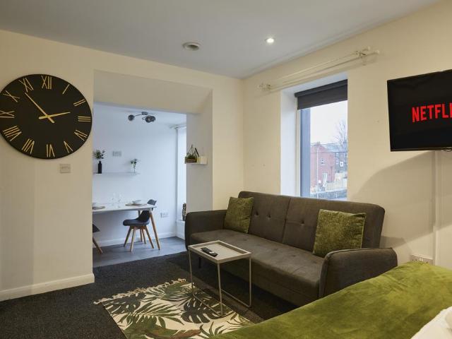 Wakefield Road, HUDDERSFIELD, HD5 1 bed apartment to rent £800 pcm £185 pw