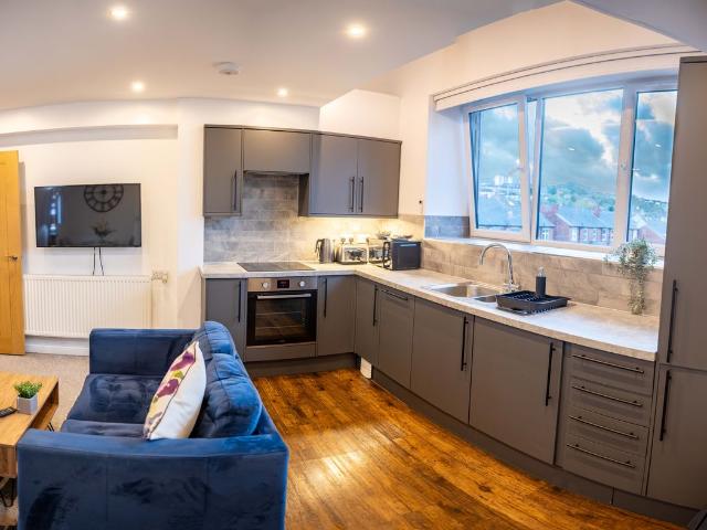 Wakefield Road, Huddersfield HD5, 2 bed flat to rent, £1,200 pcm | PrimeLocation