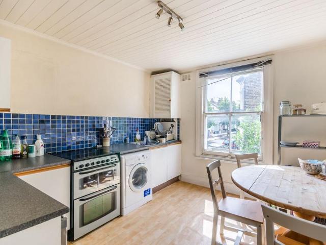 Wakehurst Road, Between the Commons. 2 bed maisonette to rent £2,800 pcm £646 pw