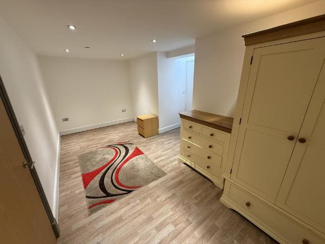 Walter Road, Swansea, SA1 2 bed flat to rent £695 pcm £160 pw