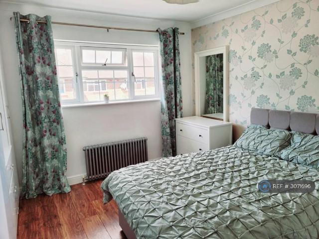 Walton Gardens, Feltham, TW13 1 bed in a house share to rent £650 pcm £150 pw