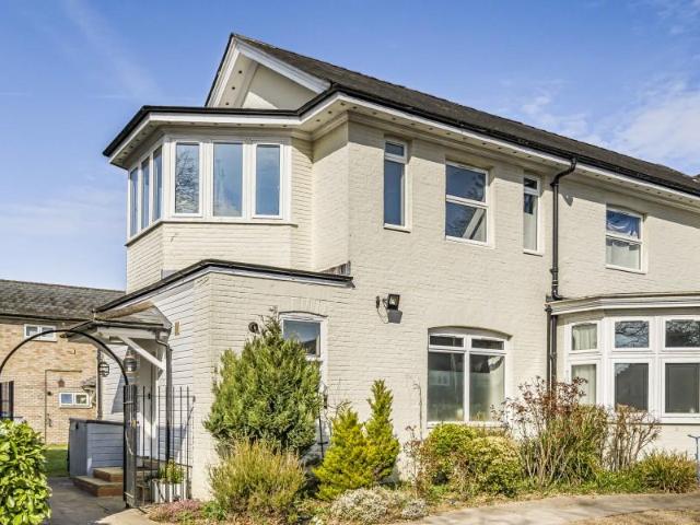 Walton on Thames, Surrey, KT12 1 bed flat to rent £1,250 pcm £288 pw