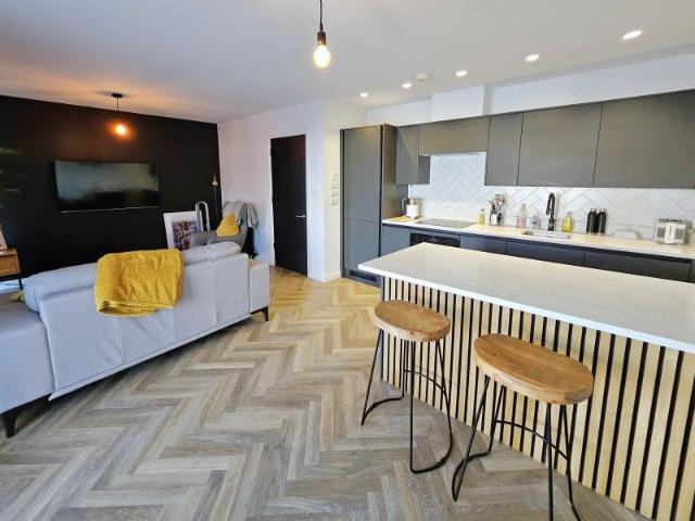 Walton On Thames, Surrey KT12, 2 bed flat to rent, £1,650 pcm | PrimeLocation