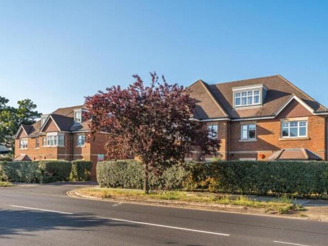 Walton on Thames, Surrey, KT12 3 bed duplex to rent £3,150 pcm £727 pw