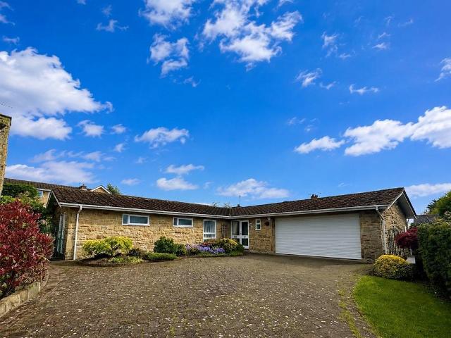 Walton Park, Pannal, Harrogate, North. 3 bed bungalow to rent £2,250 pcm £519 pw