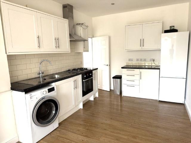 Walton Road, Woking GU21, 2 bed maisonette to rent, £1,600 pcm | PrimeLocation