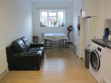 Walton Road, Woking GU21 2 bed maisonette to rent £1,600 pcm £369 pw