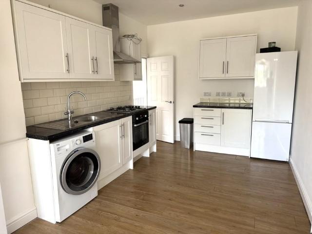 Walton Road, Woking GU21 2 bed maisonette to rent £1,600 pcm £369 pw