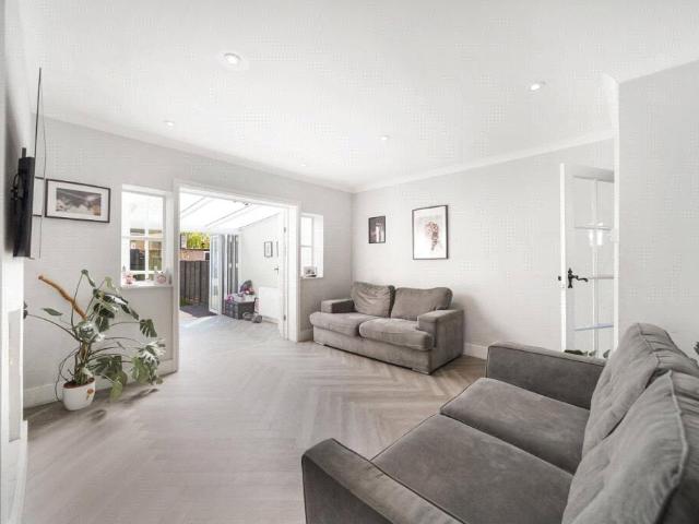 Walton Road, Bushey, Hertfordshire, WD23 3 bed end of terrace house to rent £2,100 pcm £485 pw